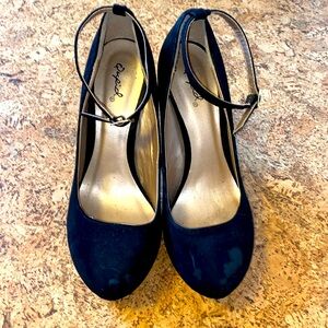 Velvet heeled pumps